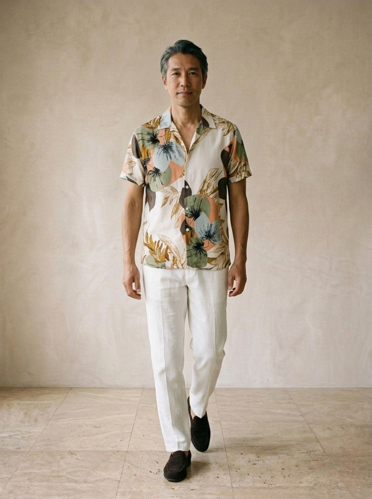 Camisa estampa folhas tropicais Estocolmo – corpo inteiro, modelo caminhando