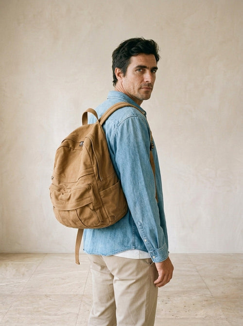 Caqui | Mochila de lona Étretat caqui – modelo com a mochila nas costas