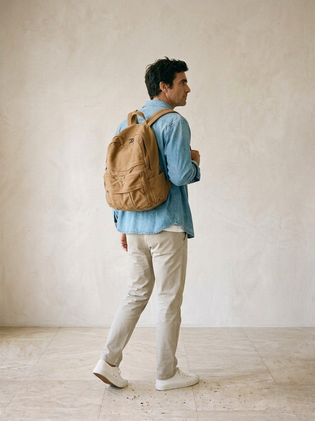 Caqui | Mochila de lona Étretat caqui – modelo caminhando com a mochila