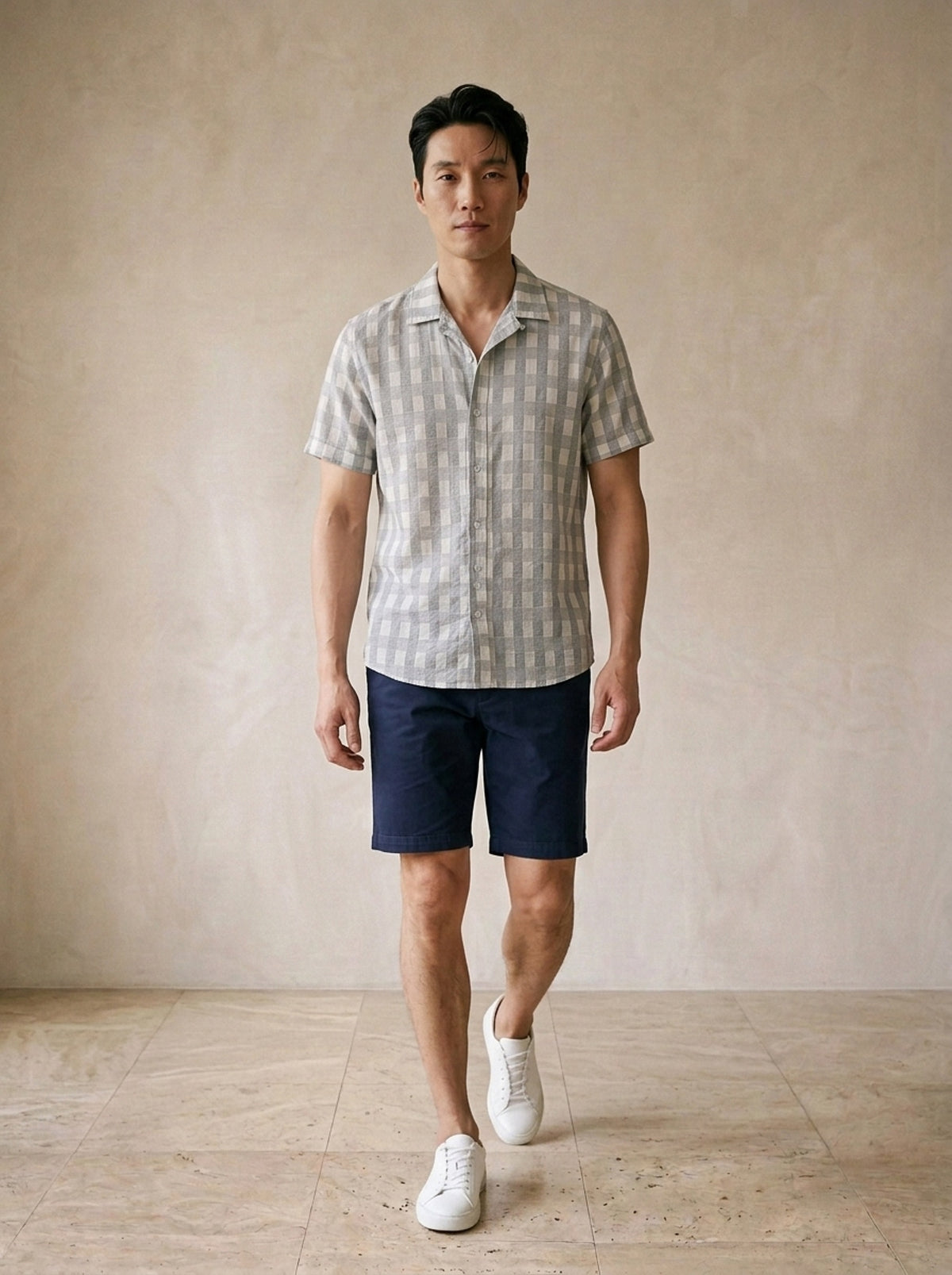 Camisa xadrez leve Exeter – corpo inteiro, modelo caminhando