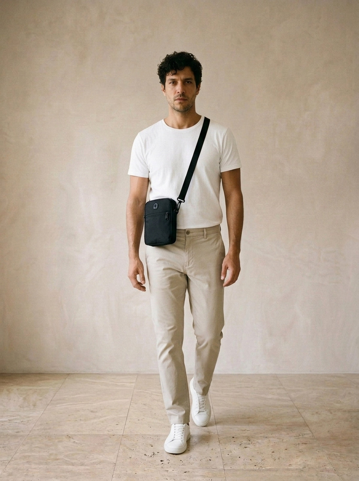 Preto | Bolsa de ombro de lona Fano preto – modelo caminhando com a bolsa