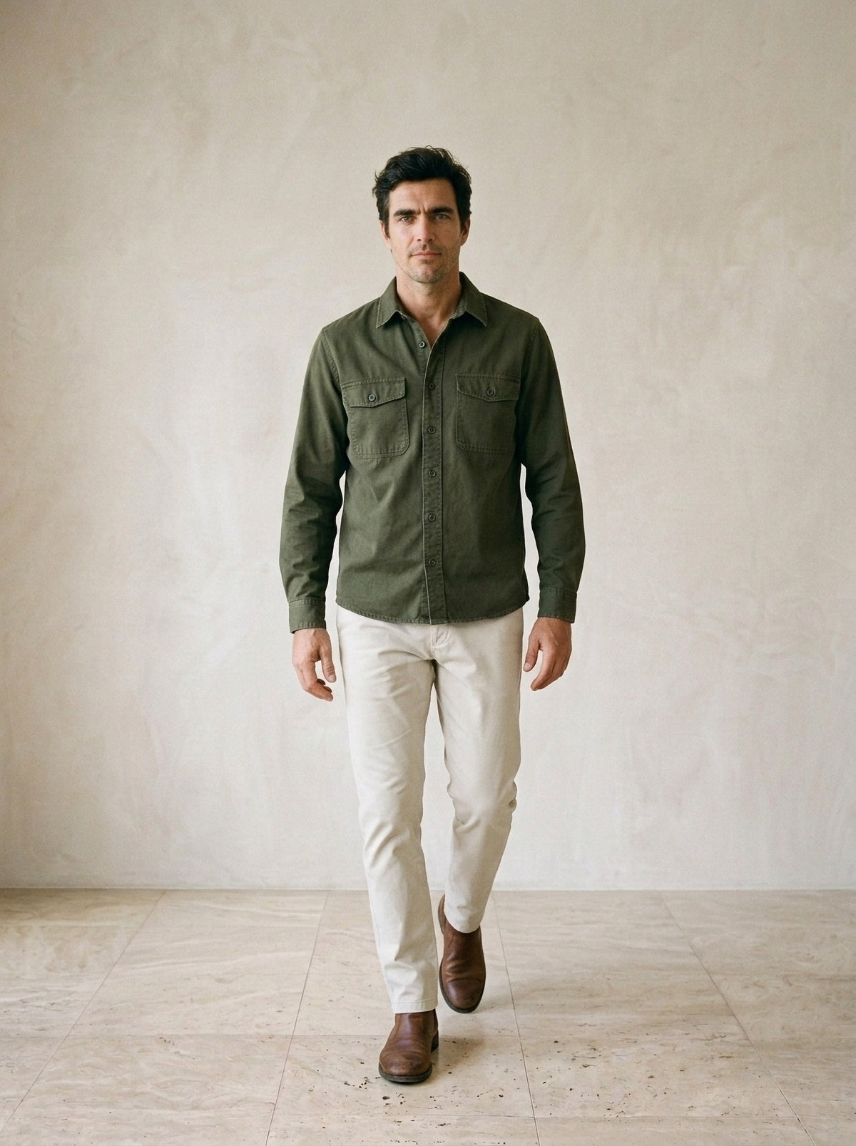 Verde | Camisa social slim Faro verde – corpo inteiro, modelo caminhando
