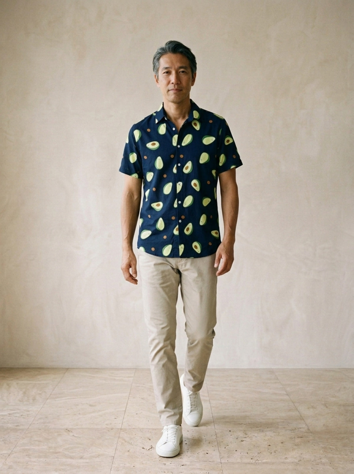Azul-marinho | Camisa estampa de abacate Ferrara azul-marinho – corpo inteiro, modelo caminhando