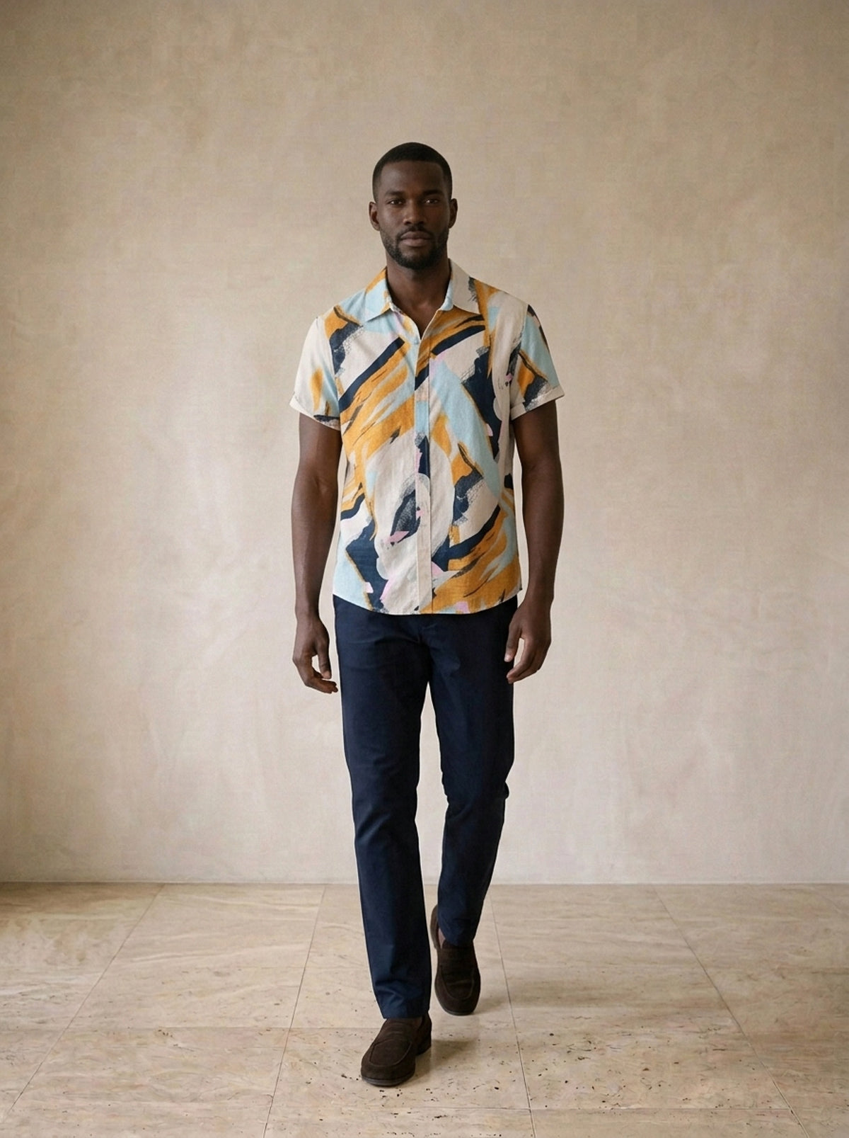 Camisa estampa de pinceladas Florença – corpo inteiro, modelo caminhando