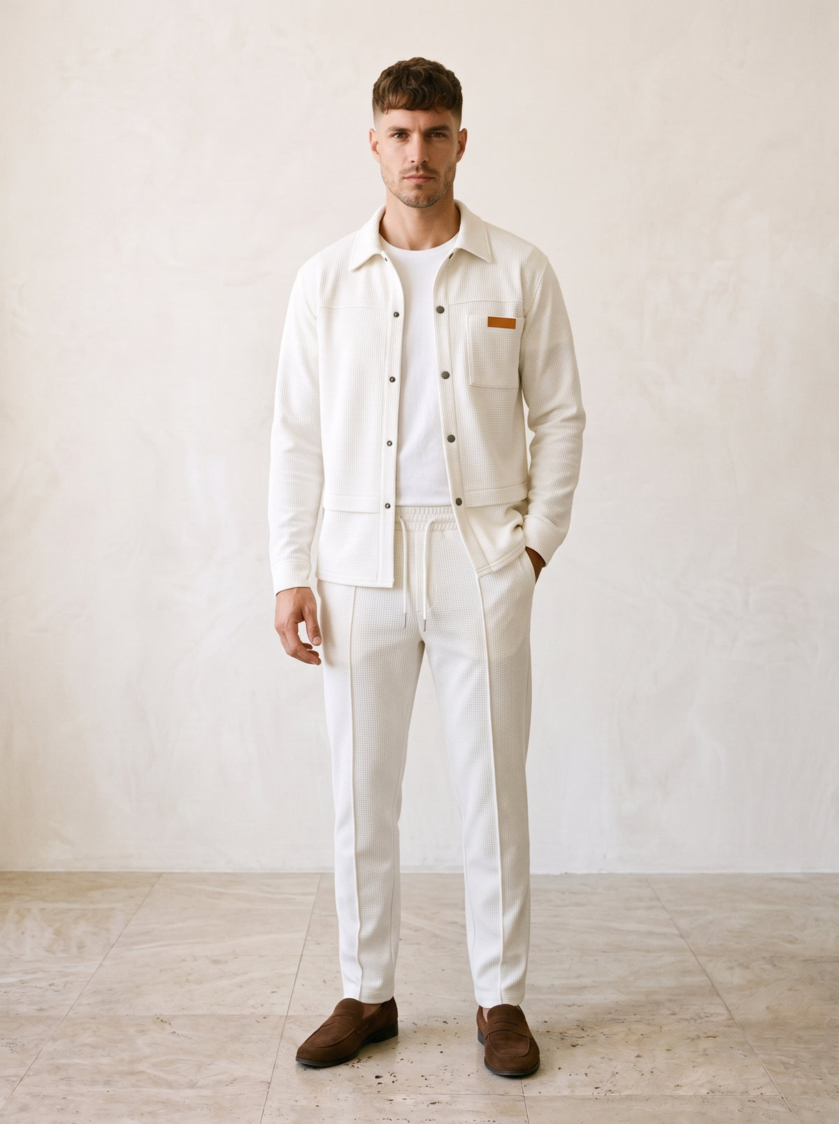 Off-white | Conjunto sobrecamisa waffle e calça Folegandros off-white – vista de frente, corpo inteiro