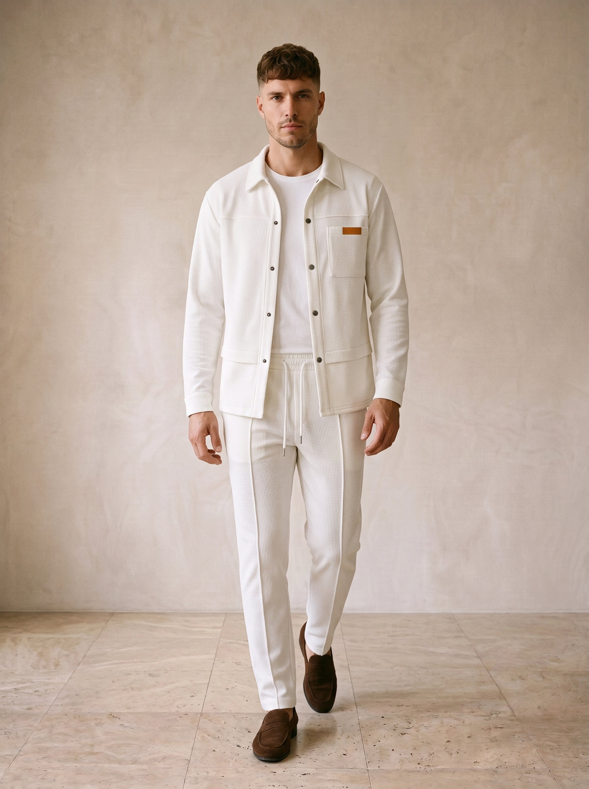 Off-white | Conjunto sobrecamisa waffle e calça Folegandros off-white – corpo inteiro, modelo caminhando