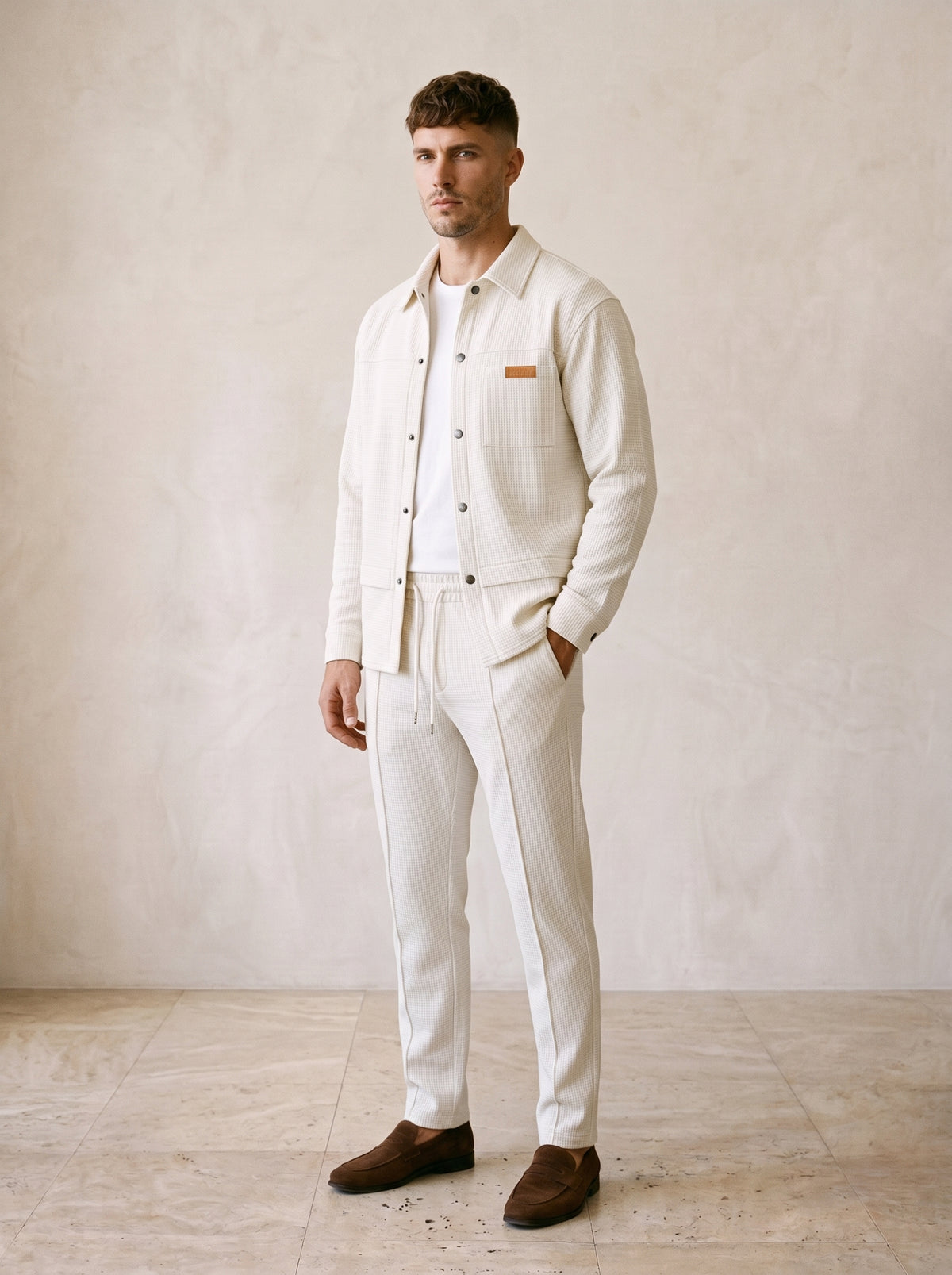 Off-white | Conjunto sobrecamisa waffle e calça Folegandros off-white – vista três quartos
