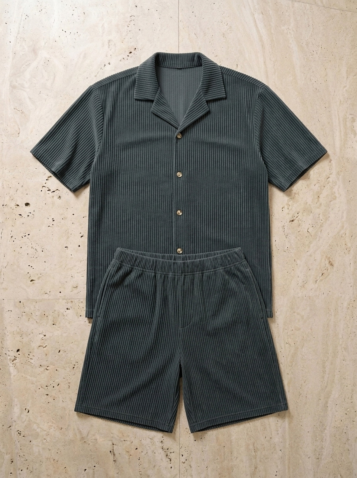 Cinza-escuro | Conjunto camisa e short de veludo canelado Formentera cinza-escuro – peça sozinha vista de cima