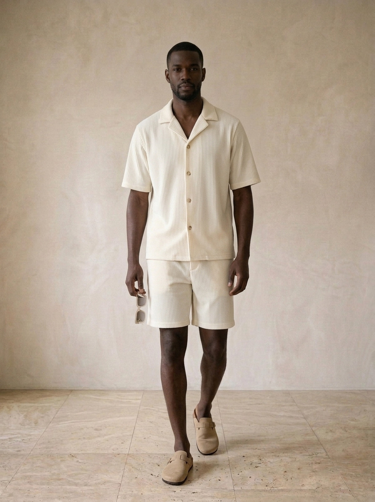 Off-white | Conjunto camisa e short de veludo canelado Formentera off-white – corpo inteiro, modelo caminhando