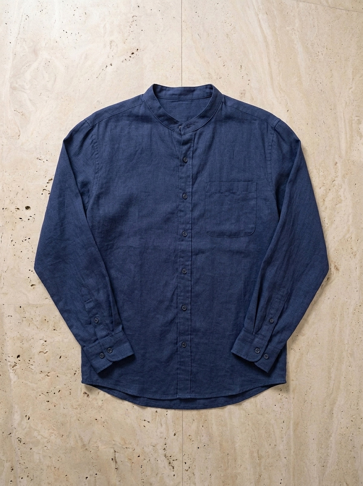 Azul | Camisa social de linho Formentor azul – peça sozinha vista de cima
