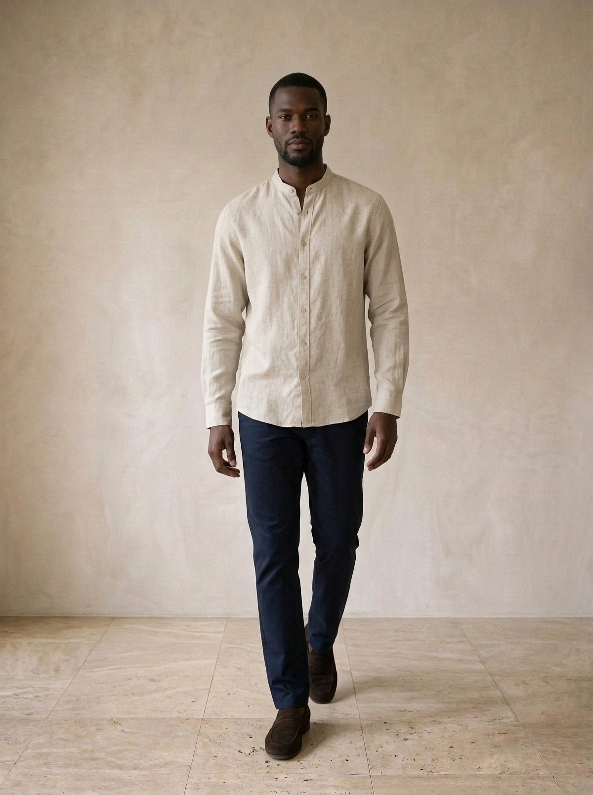 Caqui | Camisa social de linho Formentor caqui – corpo inteiro, modelo caminhando
