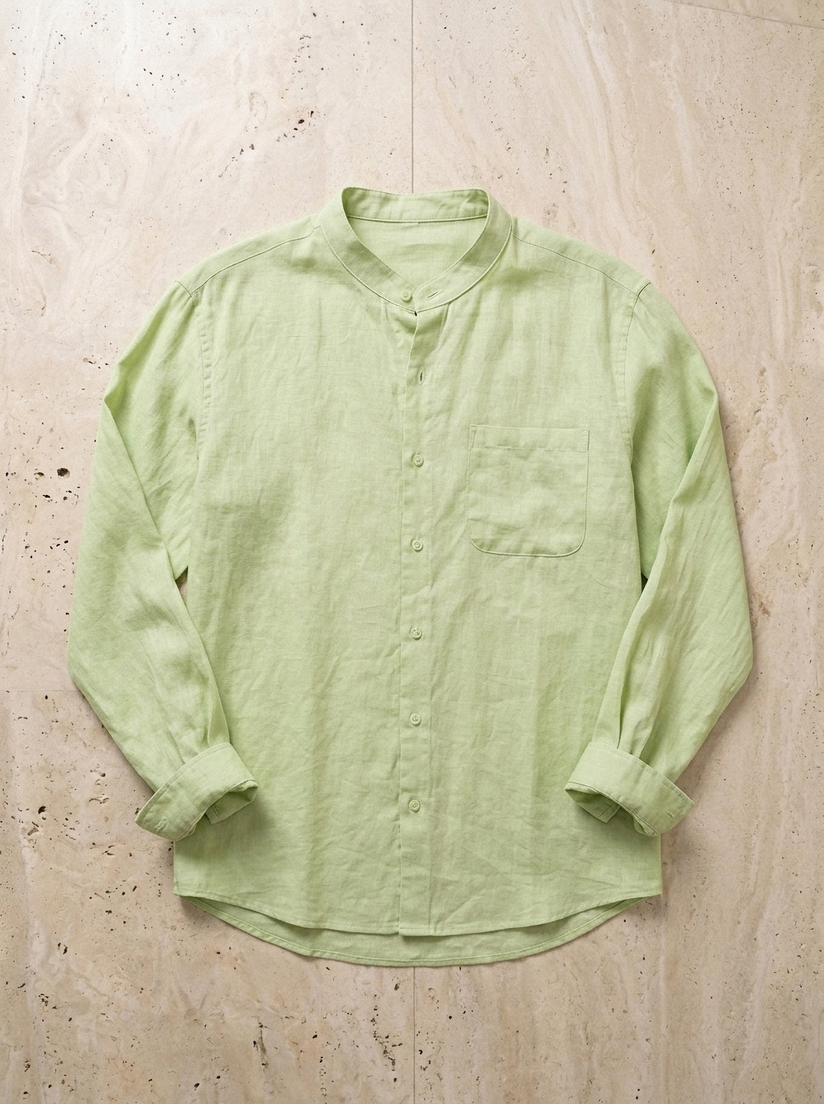 Verde | Camisa social de linho Formentor verde – peça sozinha vista de cima