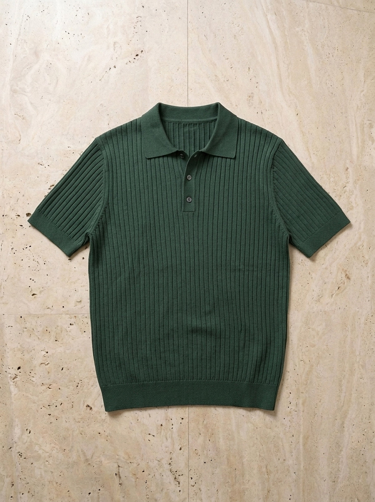 Verde | Polo de tricô Funchal verde – peça sozinha vista de cima