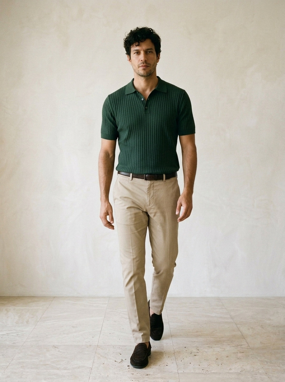 Verde | Polo de tricô Funchal verde – corpo inteiro, modelo caminhando