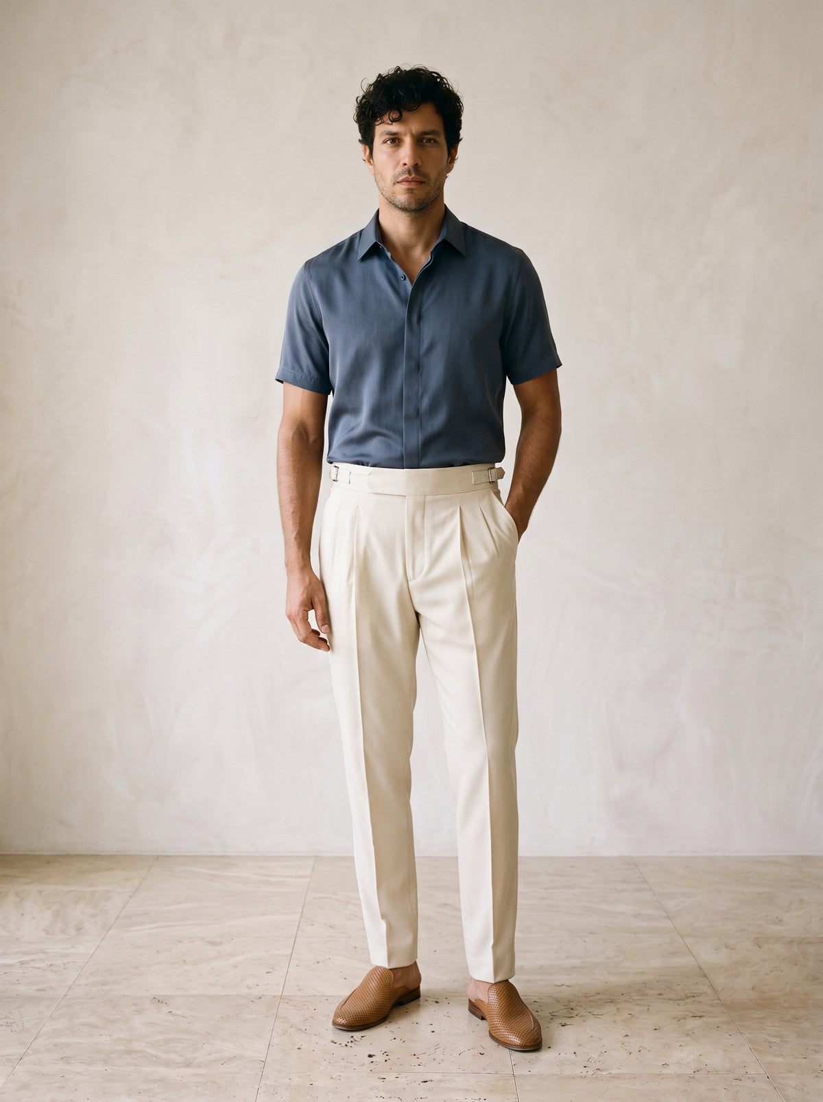 Bege | Calça cós alto com pregas e fivela Gaeta bege – vista de frente, corpo inteiro