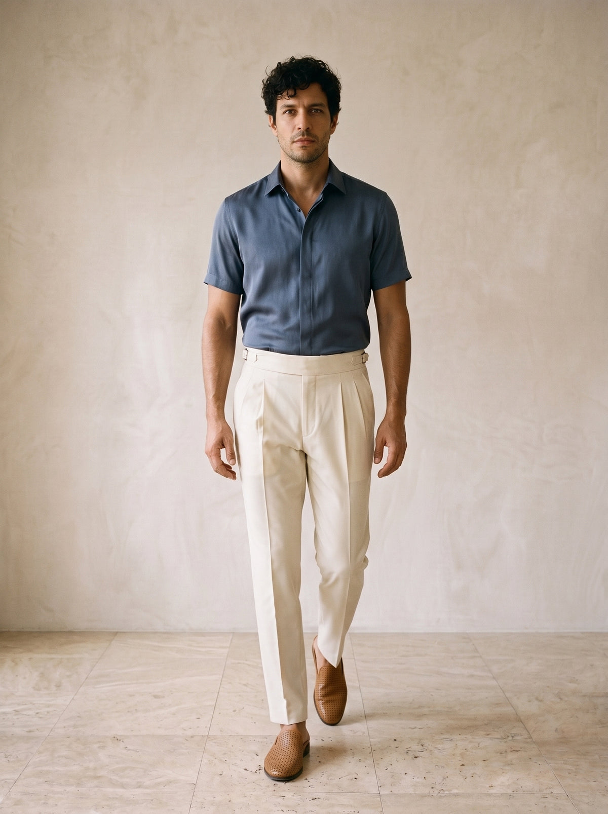 Bege | Calça cós alto com pregas e fivela Gaeta bege – corpo inteiro, modelo caminhando