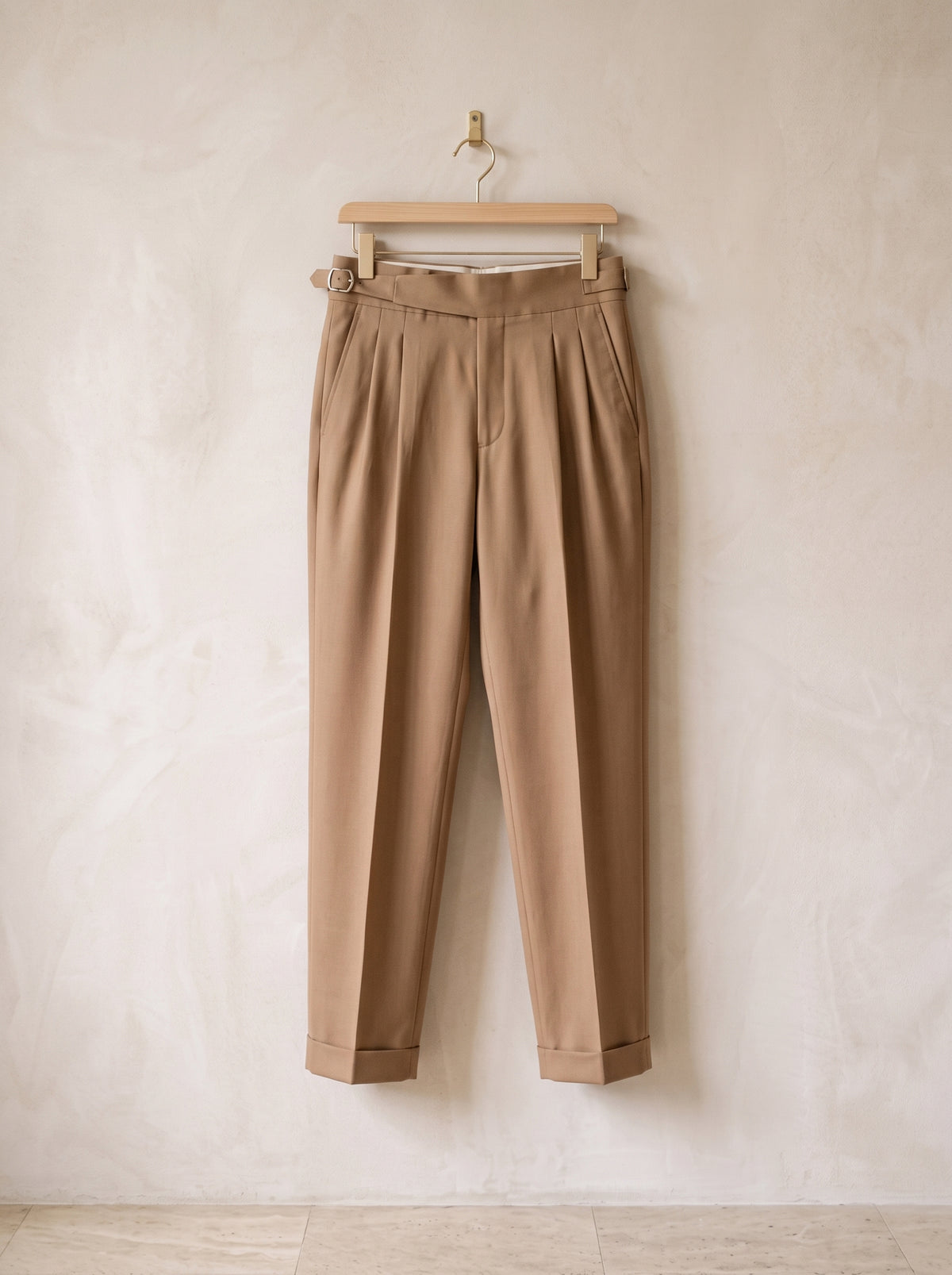 Cáqui | Calça cós alto com pregas e fivela Gaeta cáqui – peça sozinha, foto de produto
