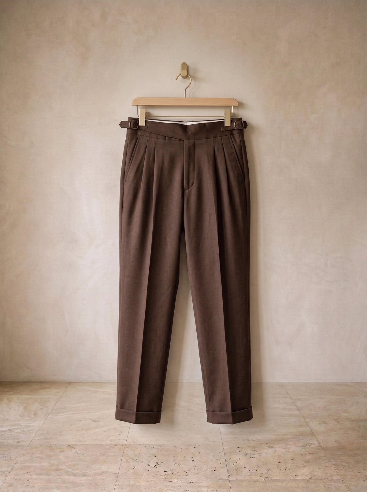 Marrom | Calça cós alto com pregas e fivela Gaeta marrom – peça sozinha, foto de produto