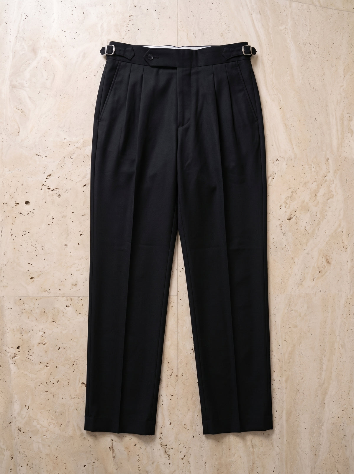 Preto | Calça cós alto com pregas e fivela Gaeta preto – peça sozinha vista de cima