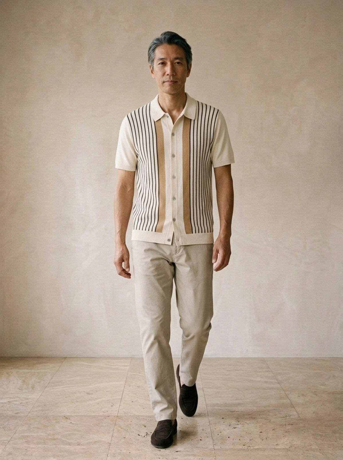 Camisa de tricô listrada Gageac – corpo inteiro, modelo caminhando