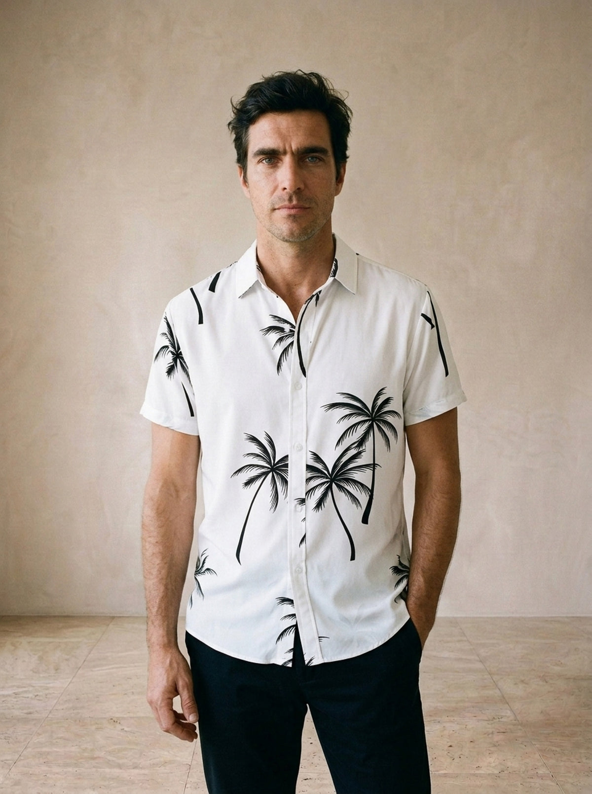 Branco | Camisa estampa de coqueiros Gallipoli branco – vista de frente, recorte próximo