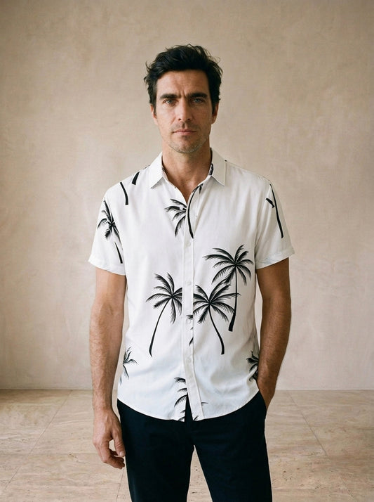 Branco | Camisa estampa de coqueiros Gallipoli branco – vista de frente, recorte próximo