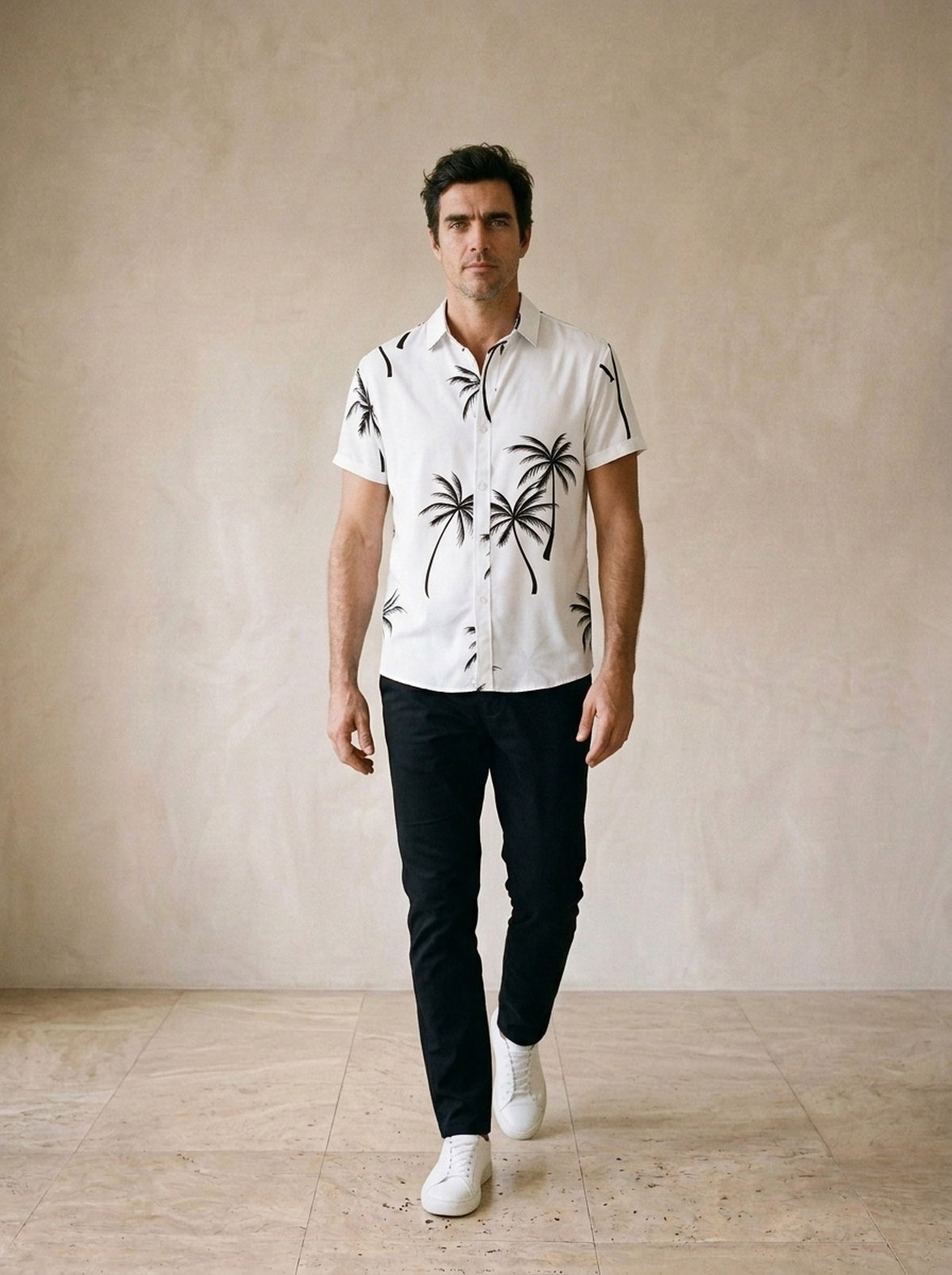 Branco | Camisa estampa de coqueiros Gallipoli branco – corpo inteiro, modelo caminhando
