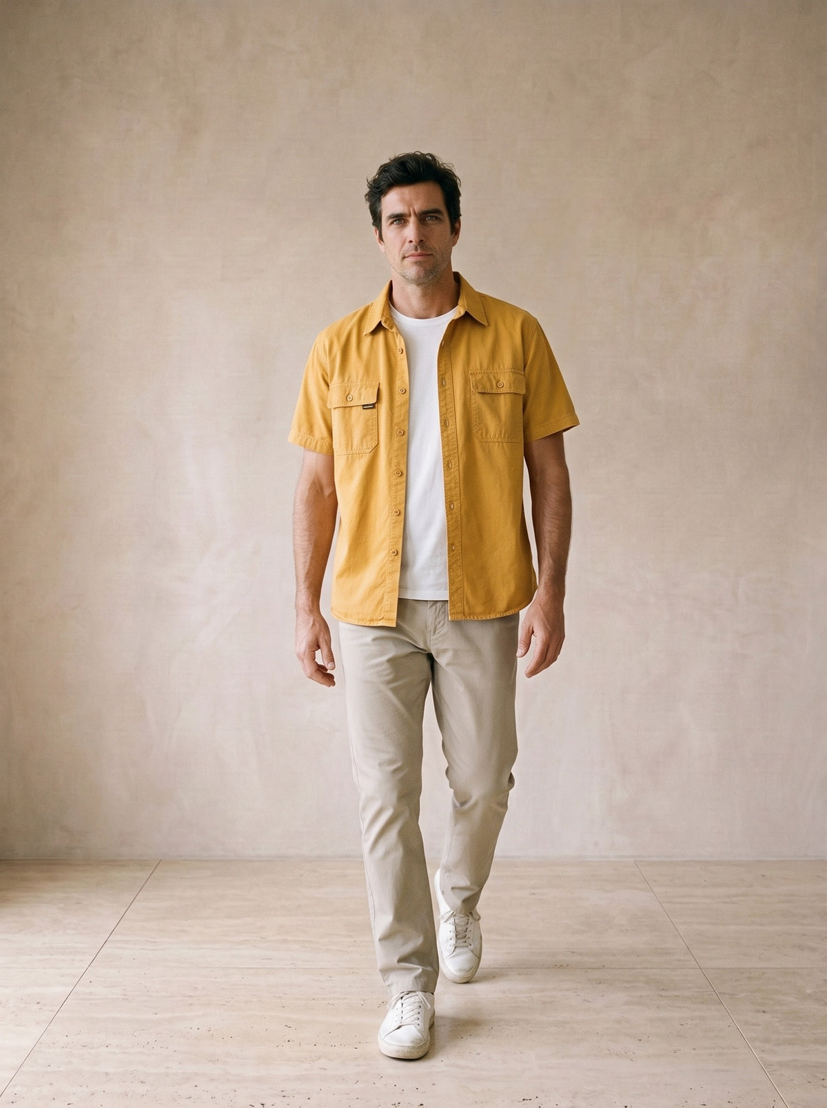 Amarelo | Camisa social de algodão Galway amarelo – corpo inteiro, modelo caminhando