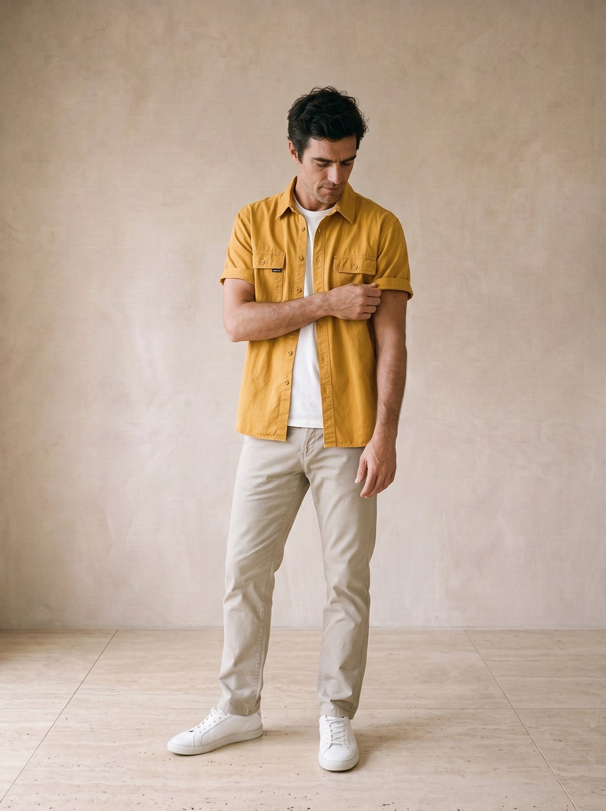 Amarelo | Camisa social de algodão Galway amarelo – modelo ajustando a manga
