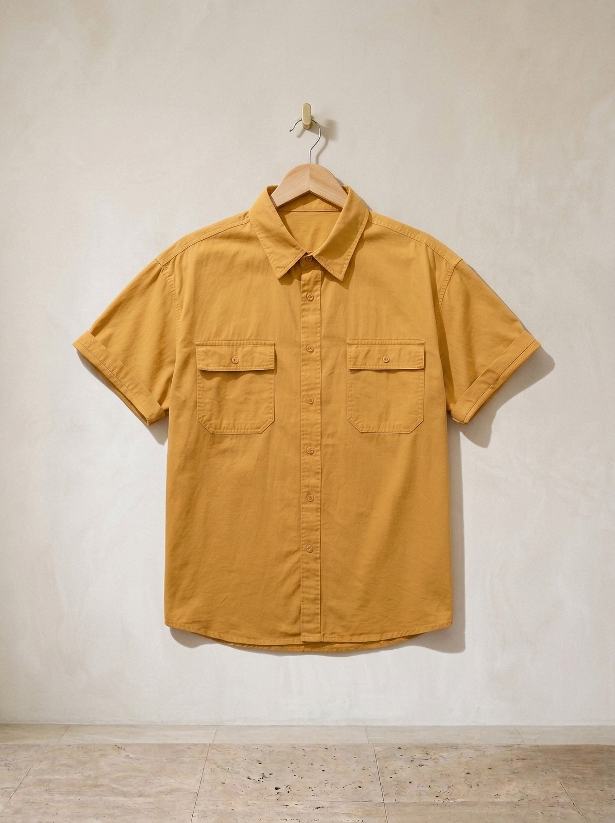 Amarelo | Camisa social de algodão Galway amarelo – peça sozinha, no cabide de madeira