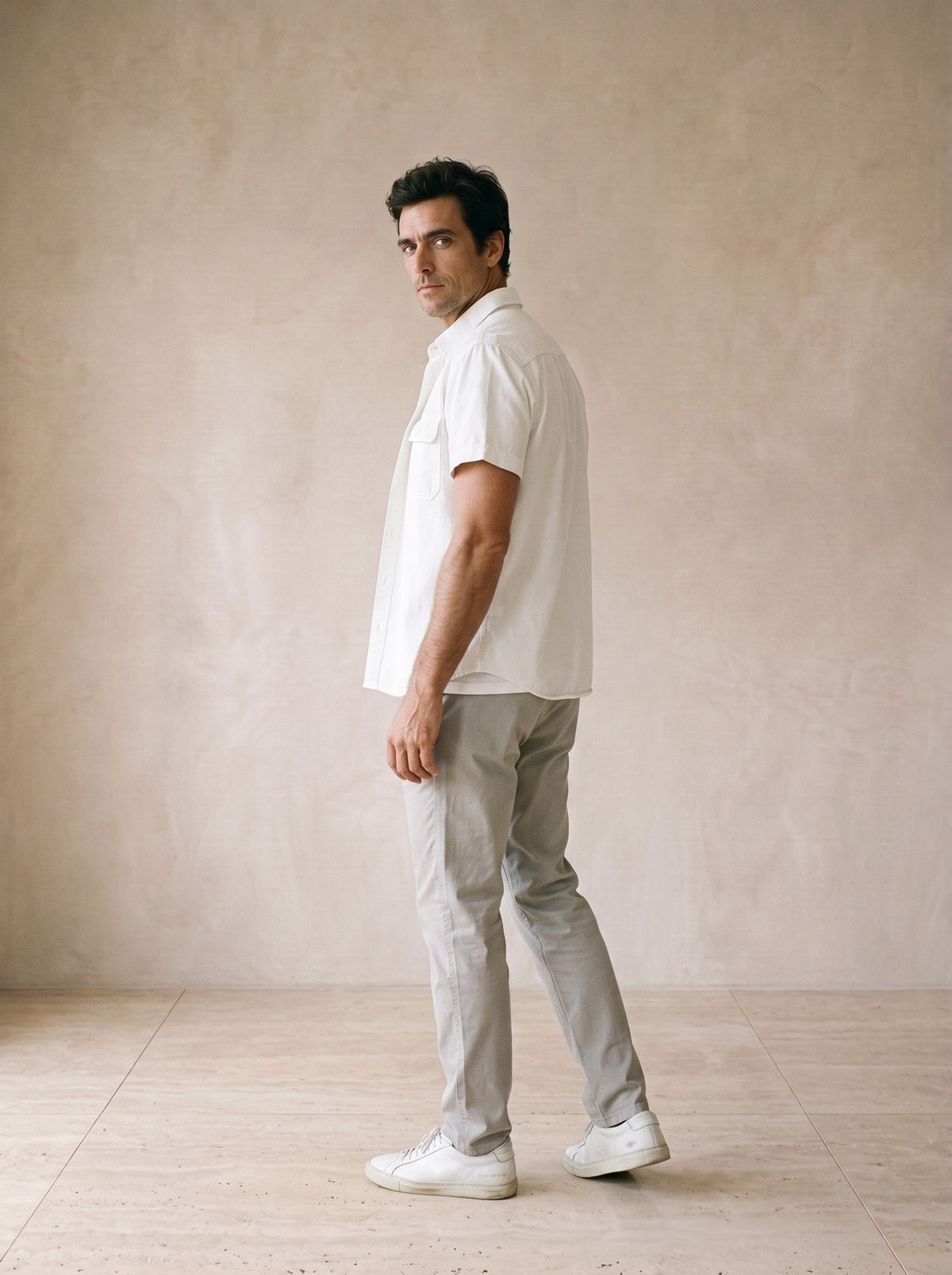 Branco | Camisa social de algodão Galway branco – costas, olhando por cima do ombro