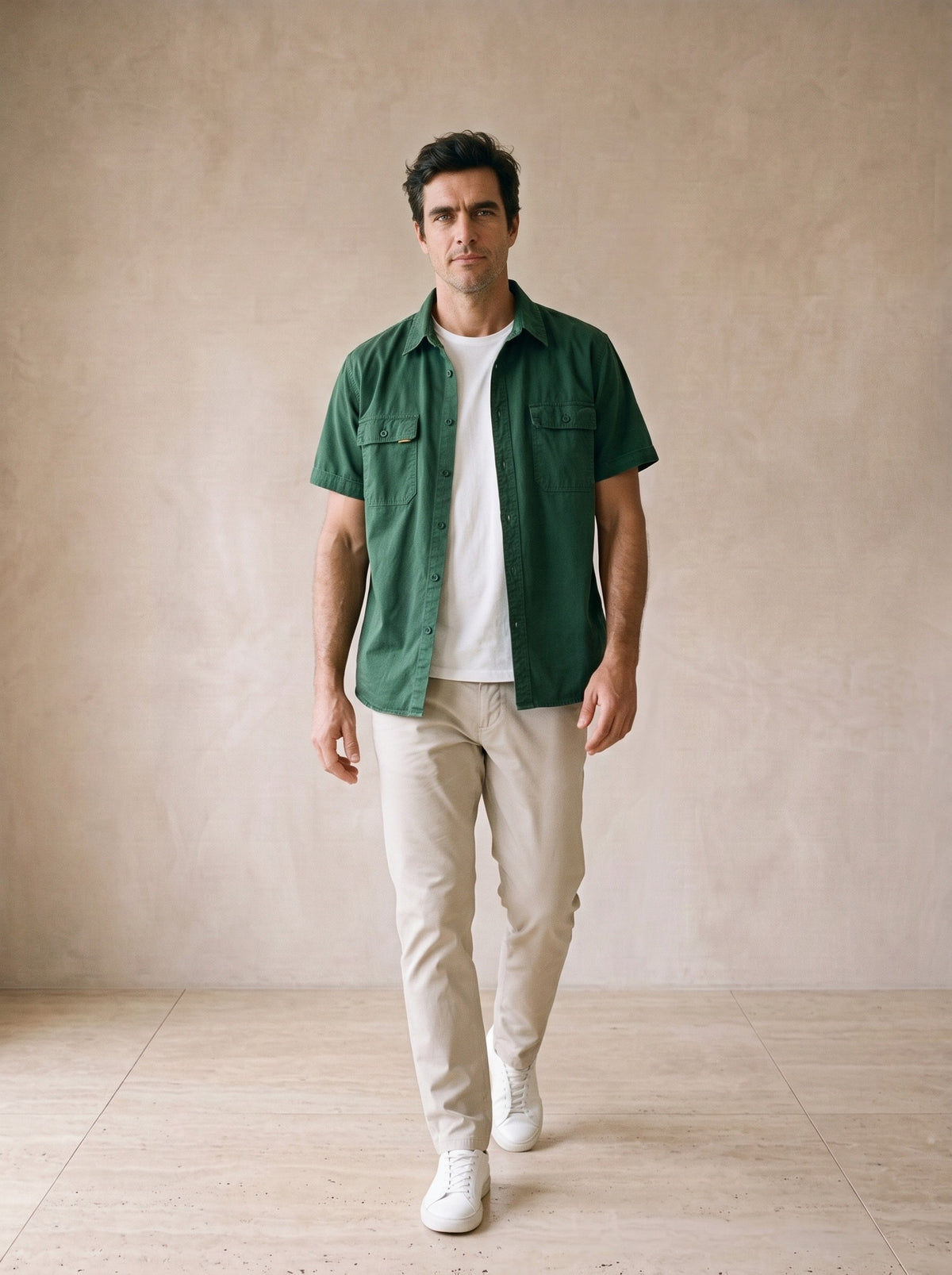 Verde-escuro | Camisa social de algodão Galway verde-escuro – corpo inteiro, modelo caminhando