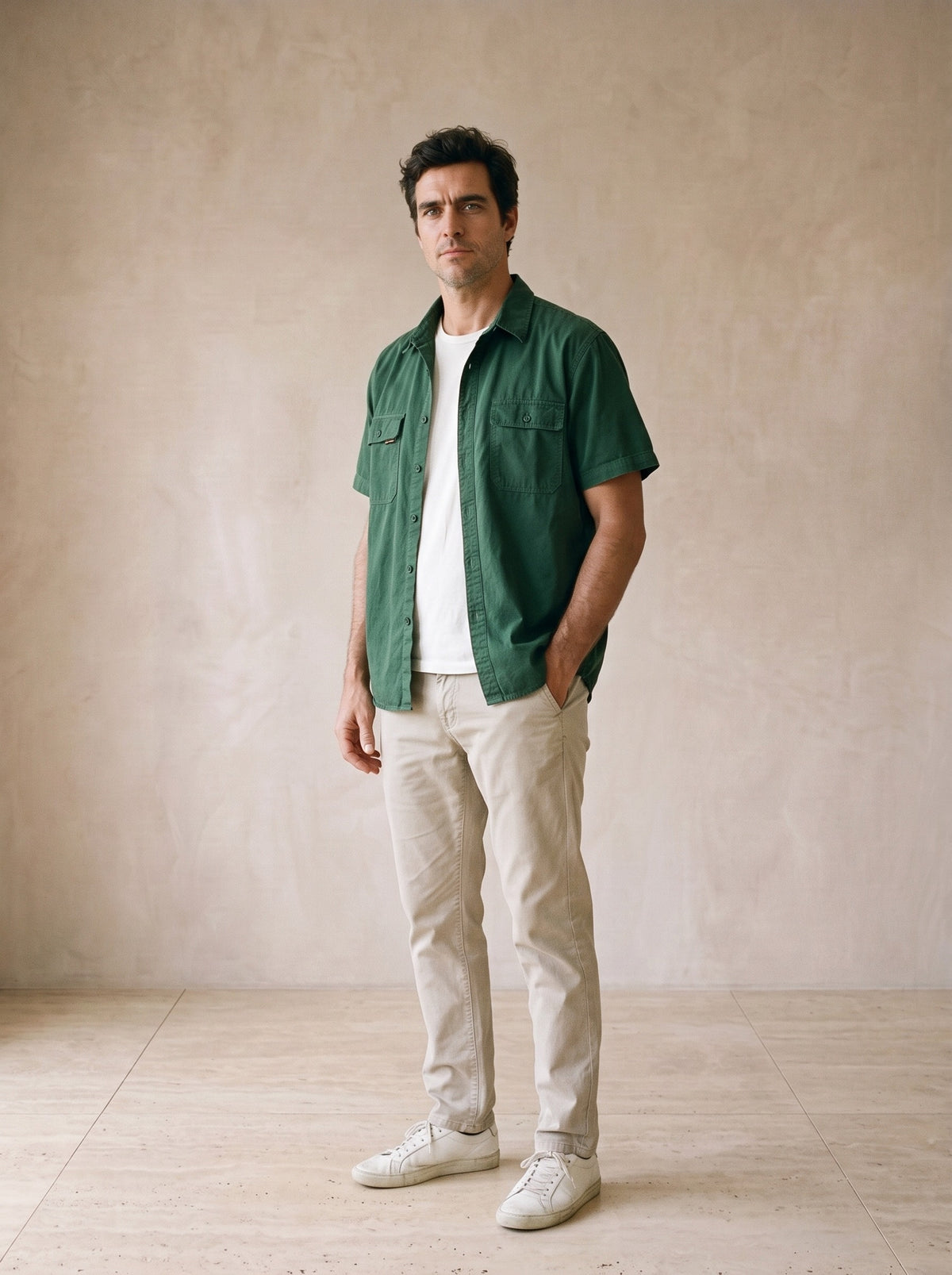 Verde-escuro | Camisa social de algodão Galway verde-escuro – vista três quartos