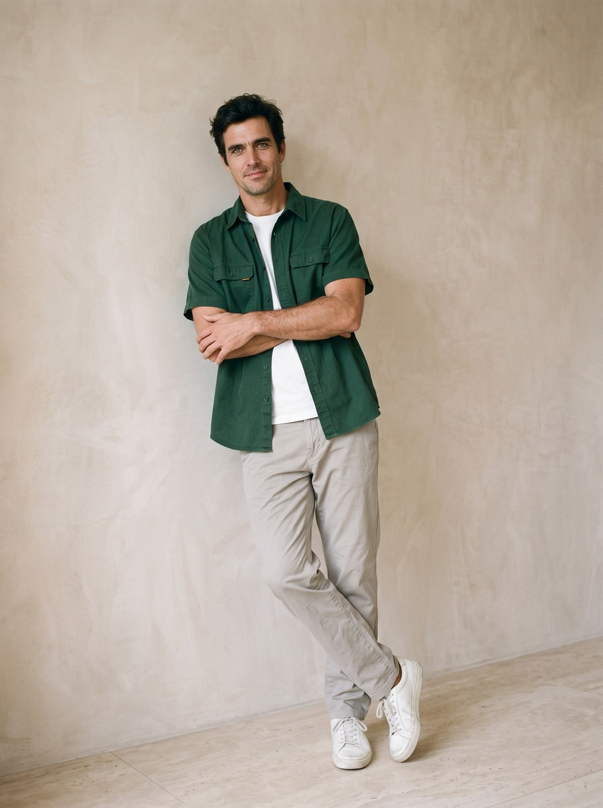 Verde-escuro | Camisa social de algodão Galway verde-escuro – modelo encostado na parede