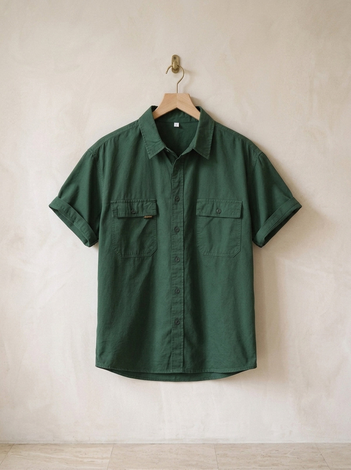 Verde-escuro | Camisa social de algodão Galway verde-escuro – peça sozinha, no cabide de madeira