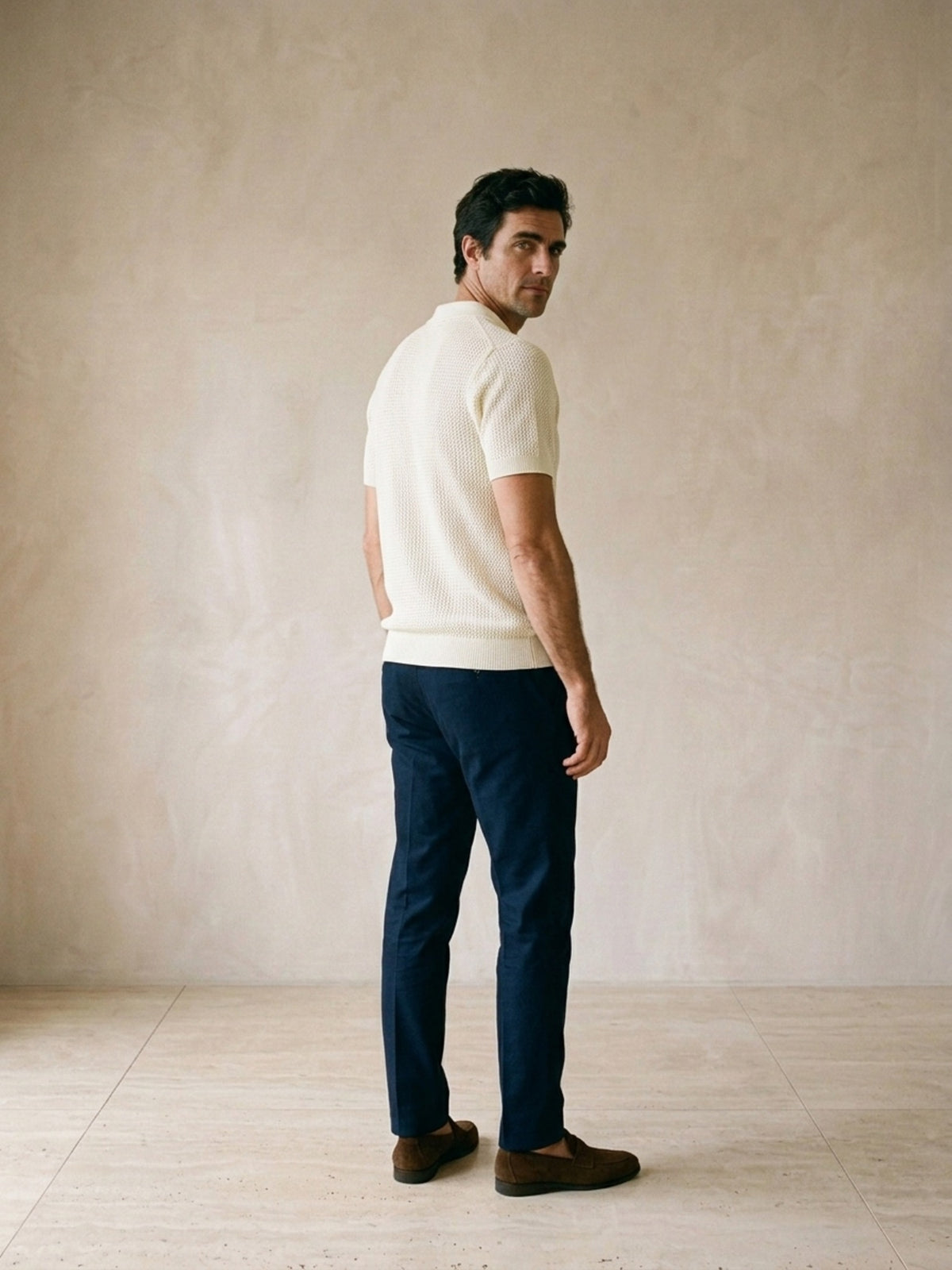 Branco | Camisa polo de tricô slim Sartong Genebra branca – costas, olhando por cima do ombro