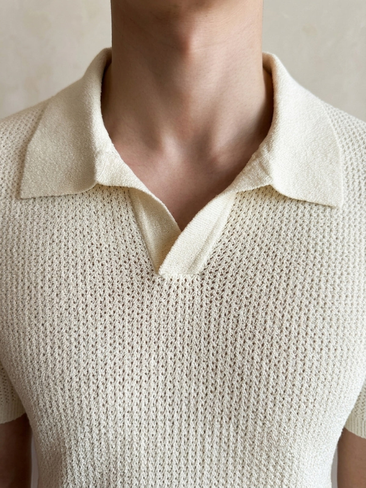 Branco | Camisa polo de tricô slim Sartong Genebra branca – detalhe da gola e da trama