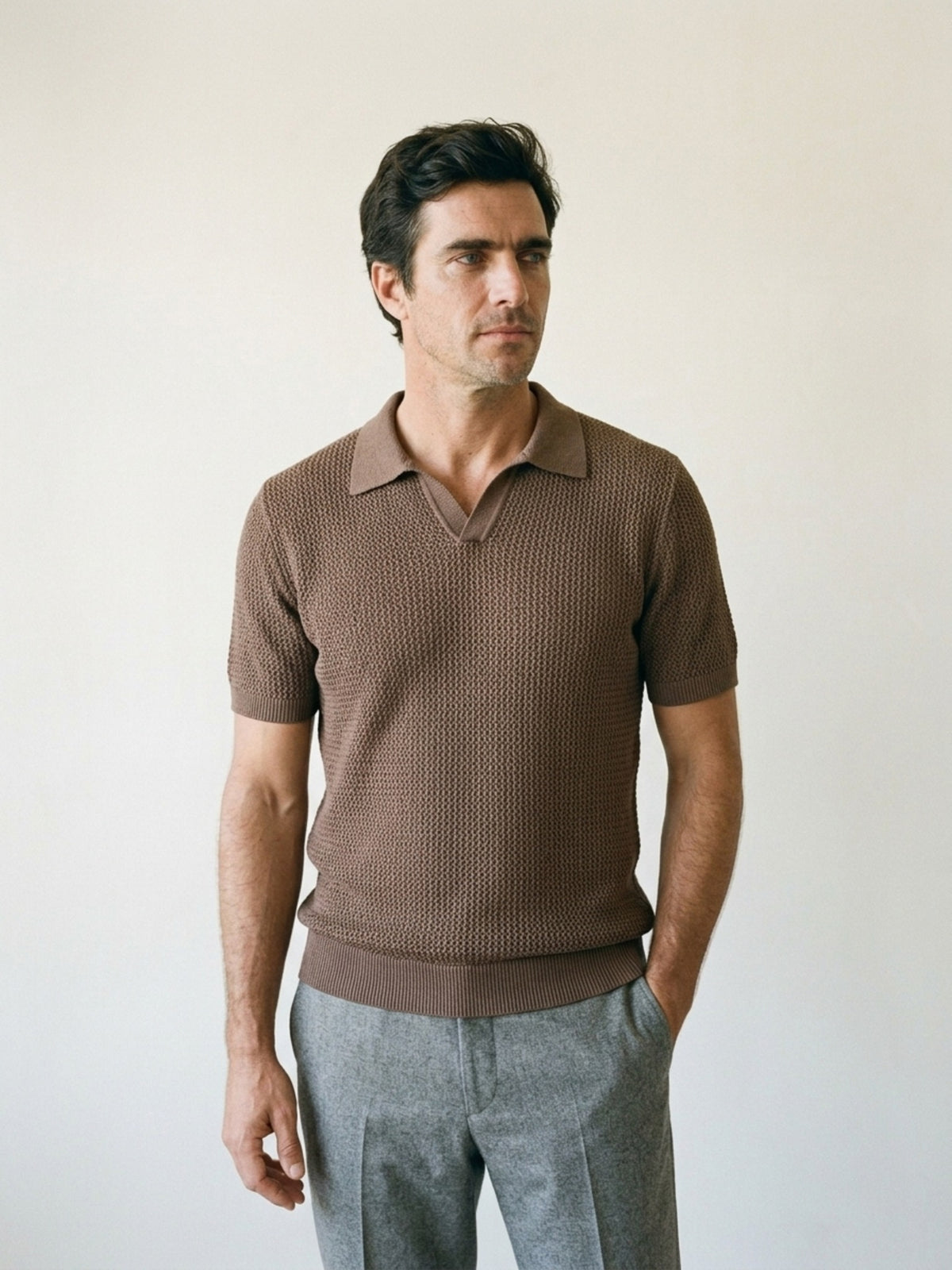 Café | Camisa polo de tricô slim Sartong Genebra café – vista três quartos, recorte próximo