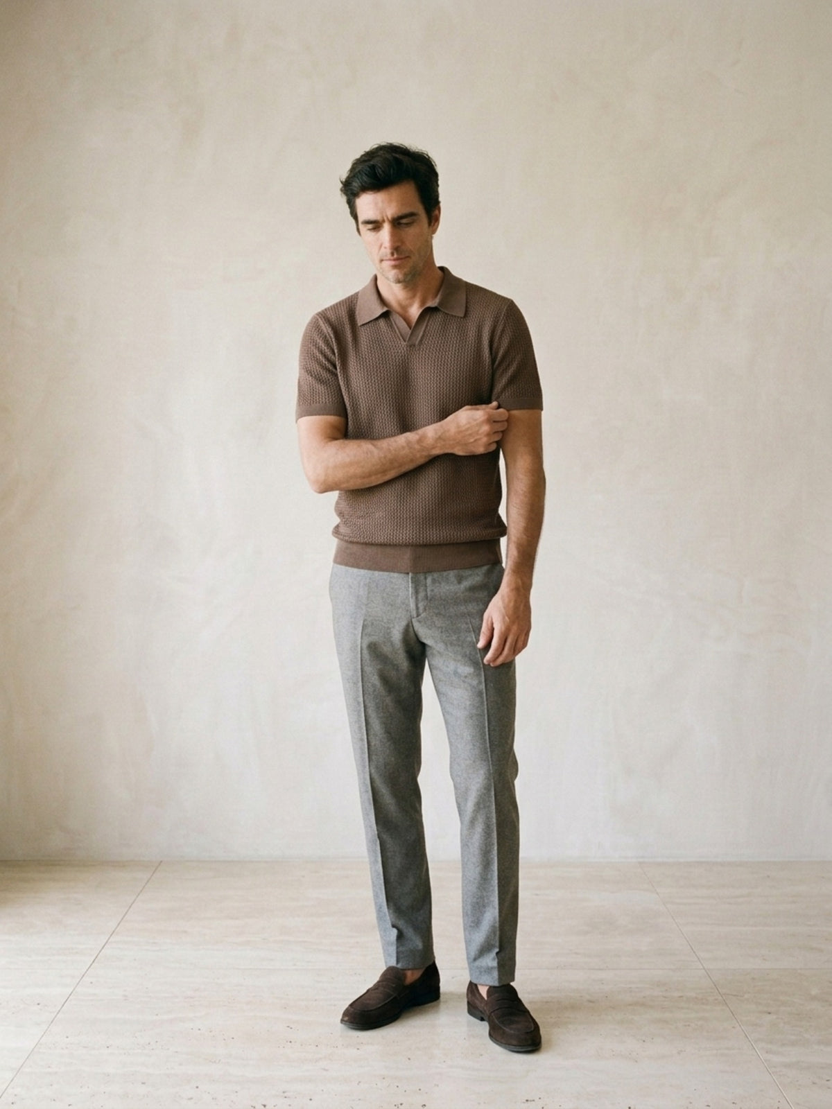Café | Camisa polo de tricô slim Sartong Genebra café – corpo inteiro com calça cinza