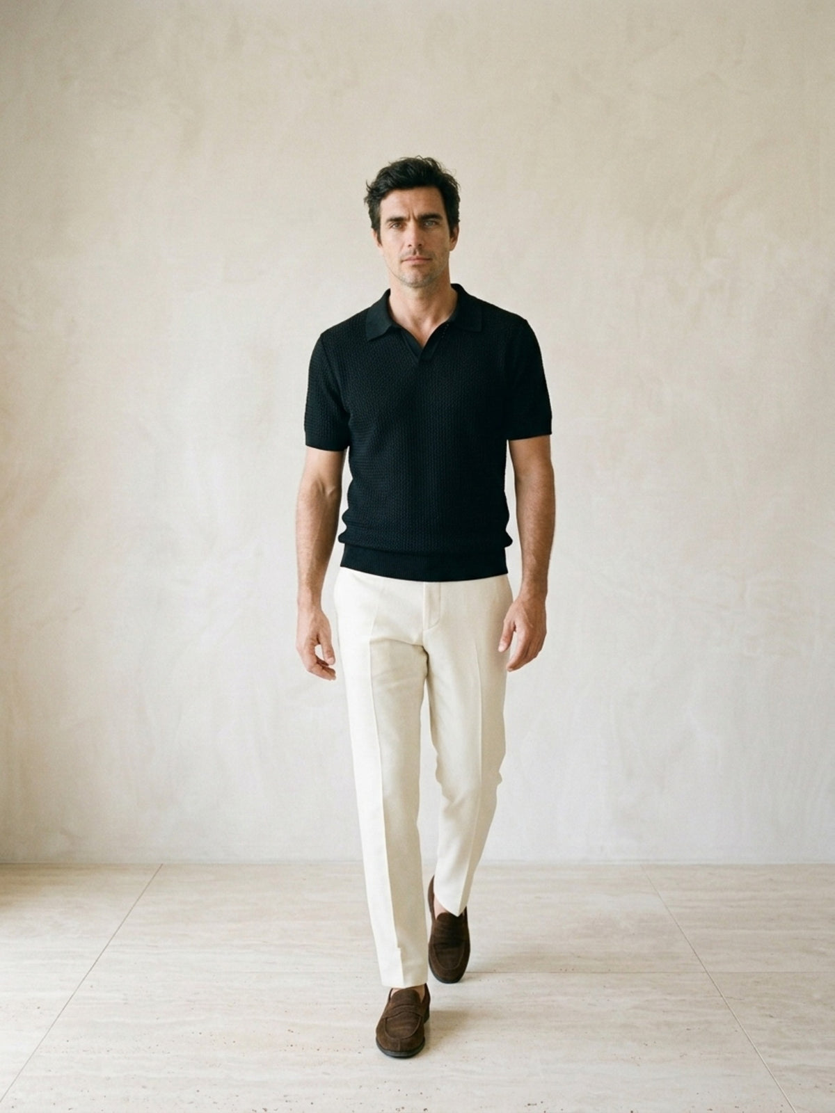 Preto | Camisa polo de tricô slim Sartong Genebra preta – corpo inteiro, modelo caminhando
