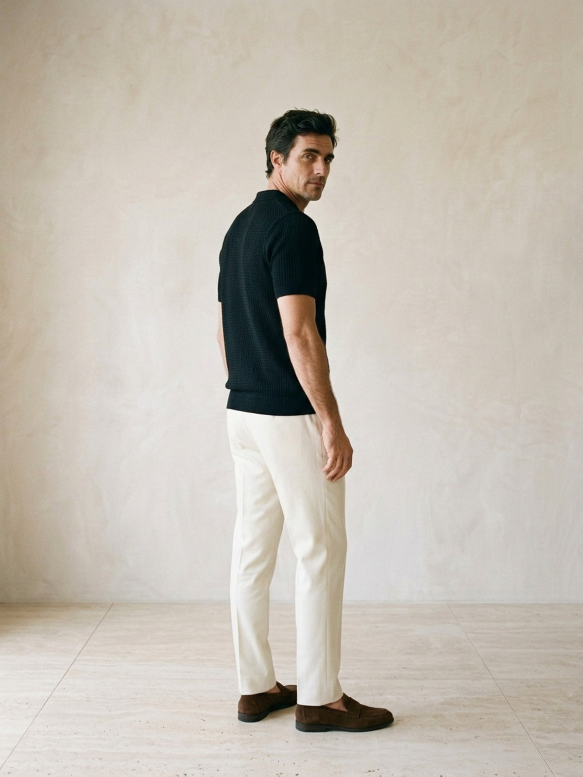 Preto | Camisa polo de tricô slim Sartong Genebra preta – costas, olhando por cima do ombro
