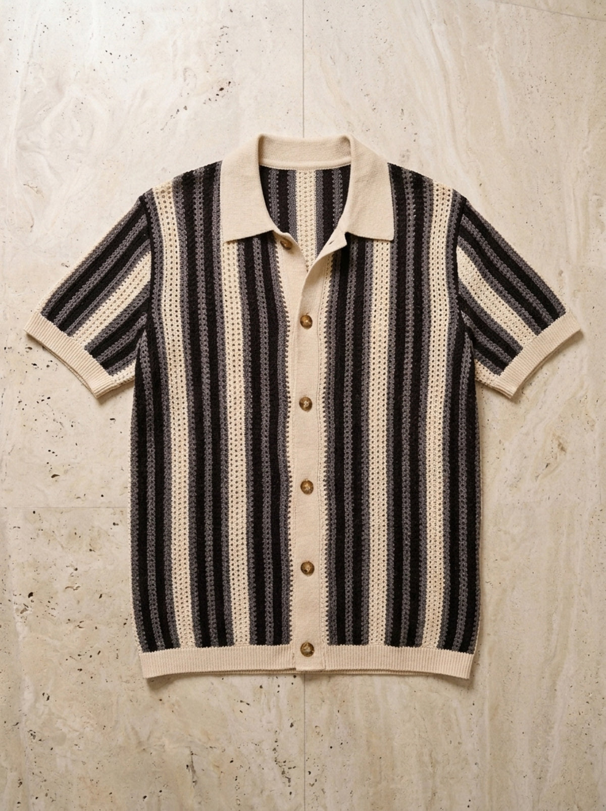 Café | Camisa de tricô listrada Gênova café – peça sozinha vista de cima