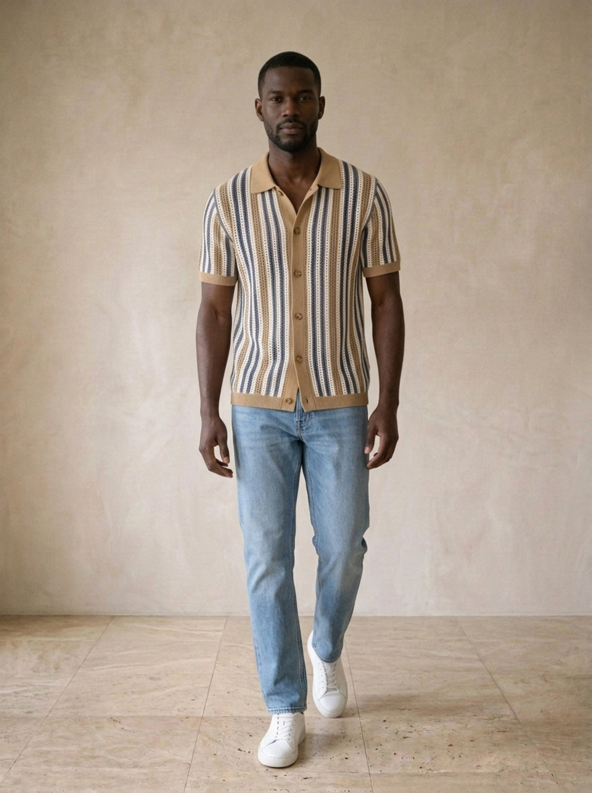 Caqui | Camisa de tricô listrada Gênova caqui – corpo inteiro, modelo caminhando