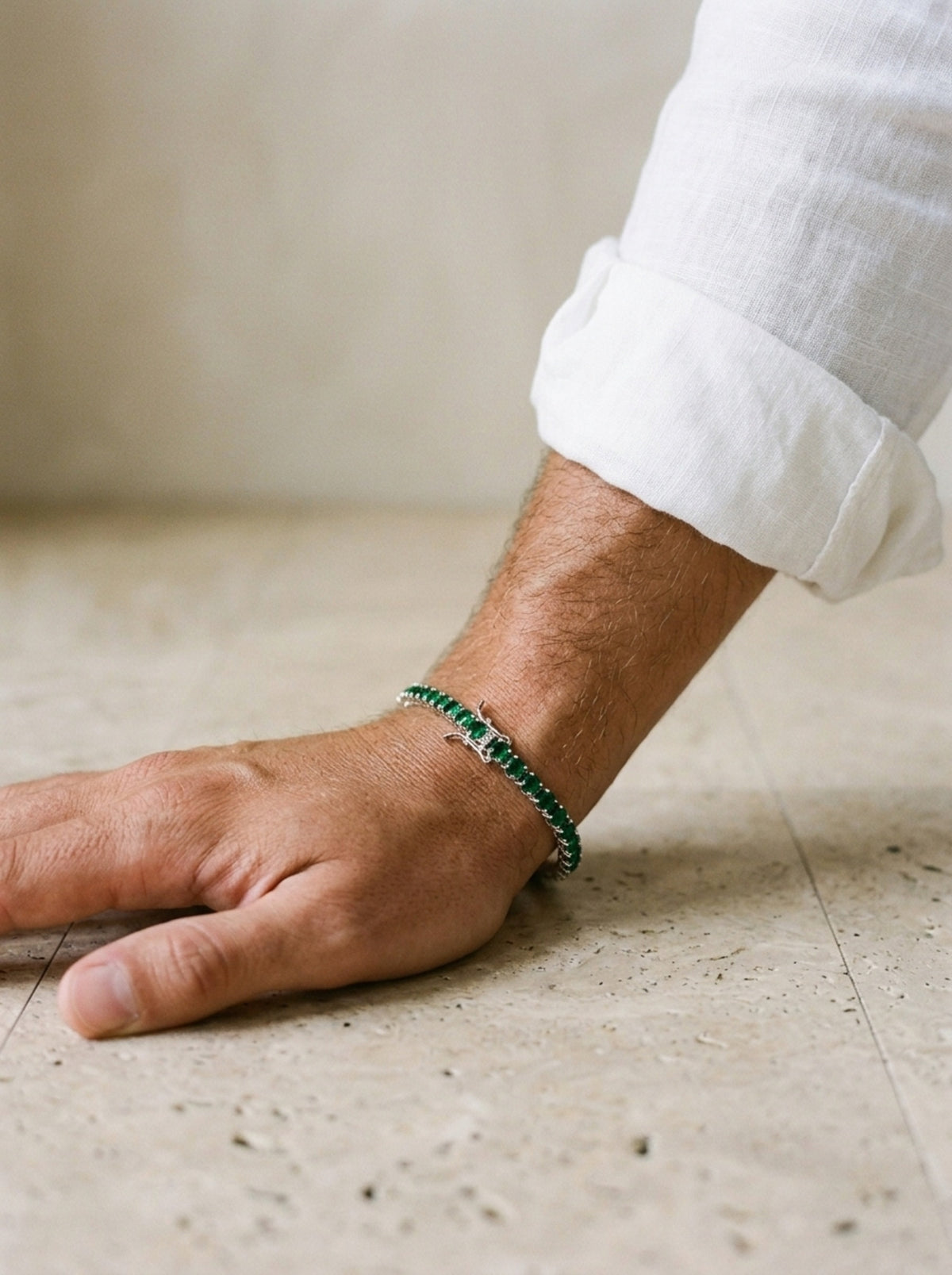 Prata | Pulseira riviera de zircônia verde Giglio – no pulso, com punho de camisa de linho branca
