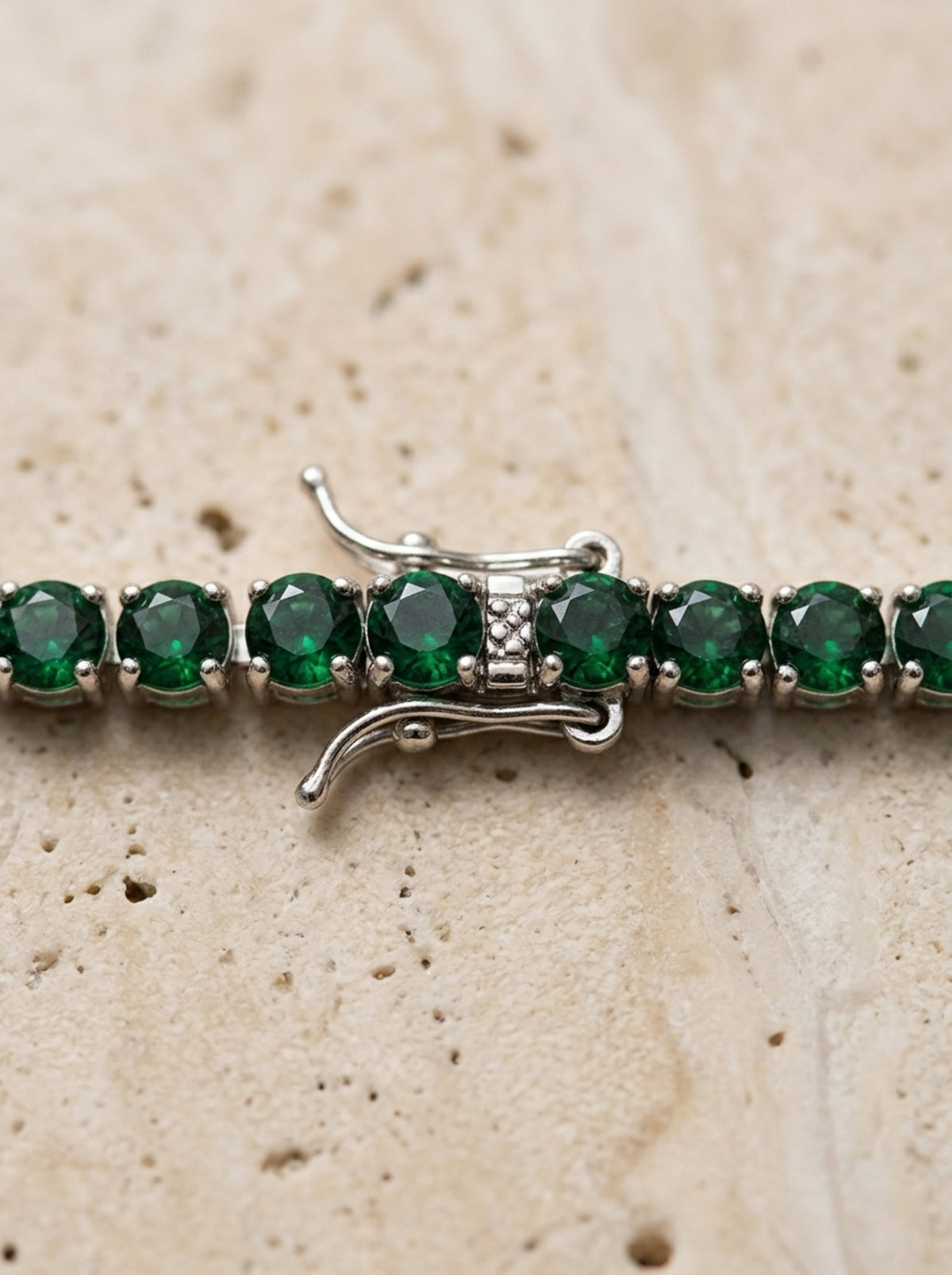 Prata | Pulseira riviera de zircônia verde Giglio – macro do fecho caixa com trava de segurança e das pedras