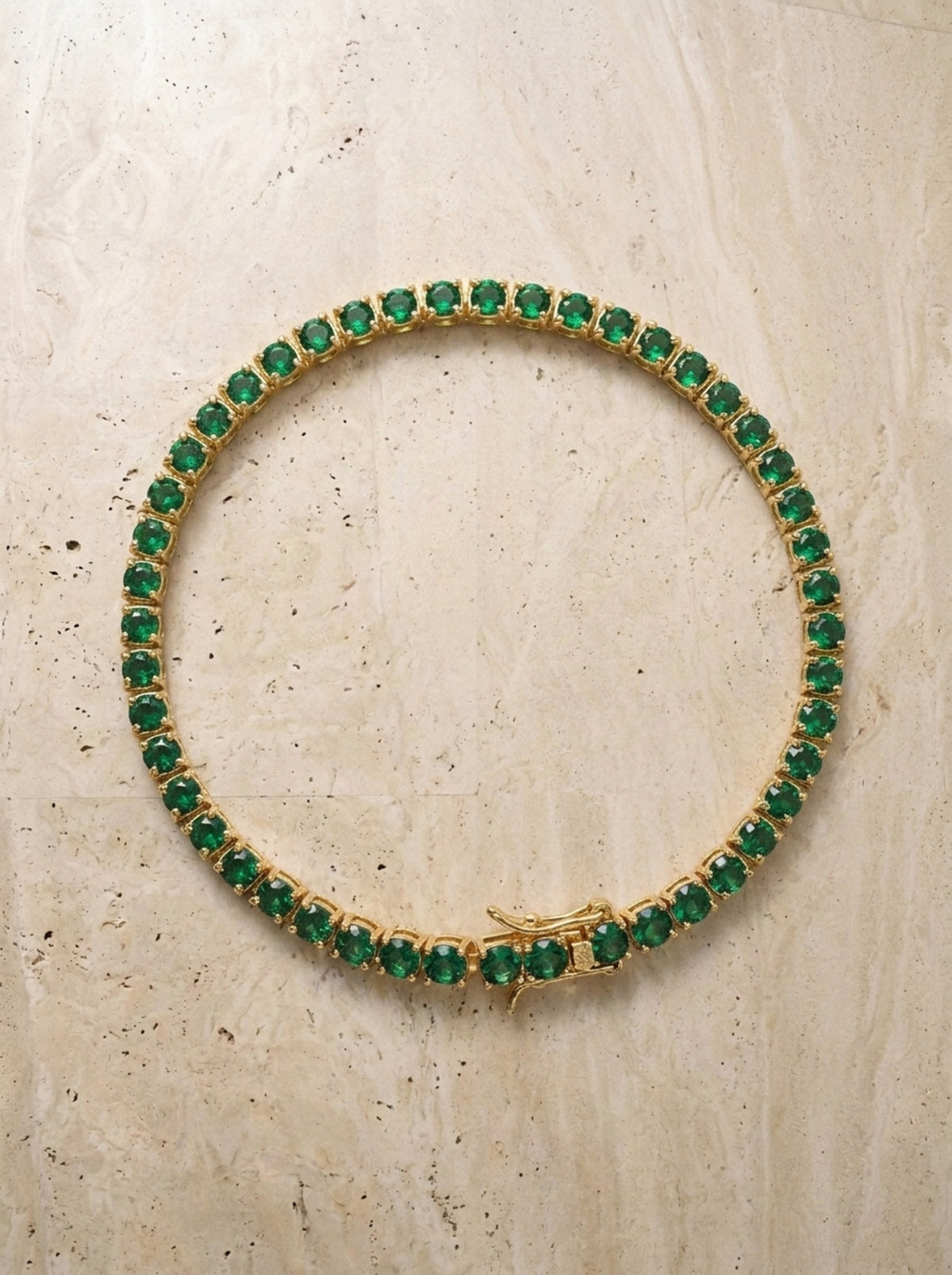 Dourado | Pulseira riviera de zircônia verde Giglio – peça vista de cima, fechada em círculo
