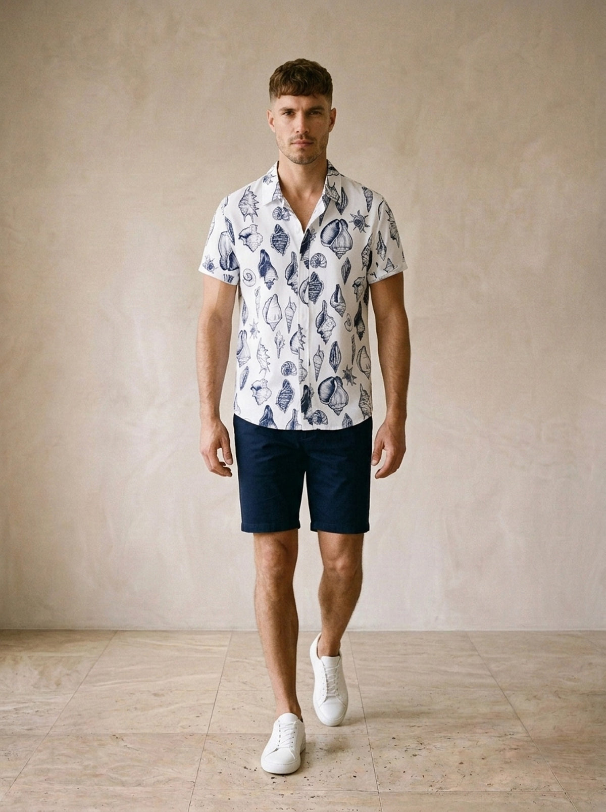 Camisa estampa de conchas Glasgow – corpo inteiro, modelo caminhando
