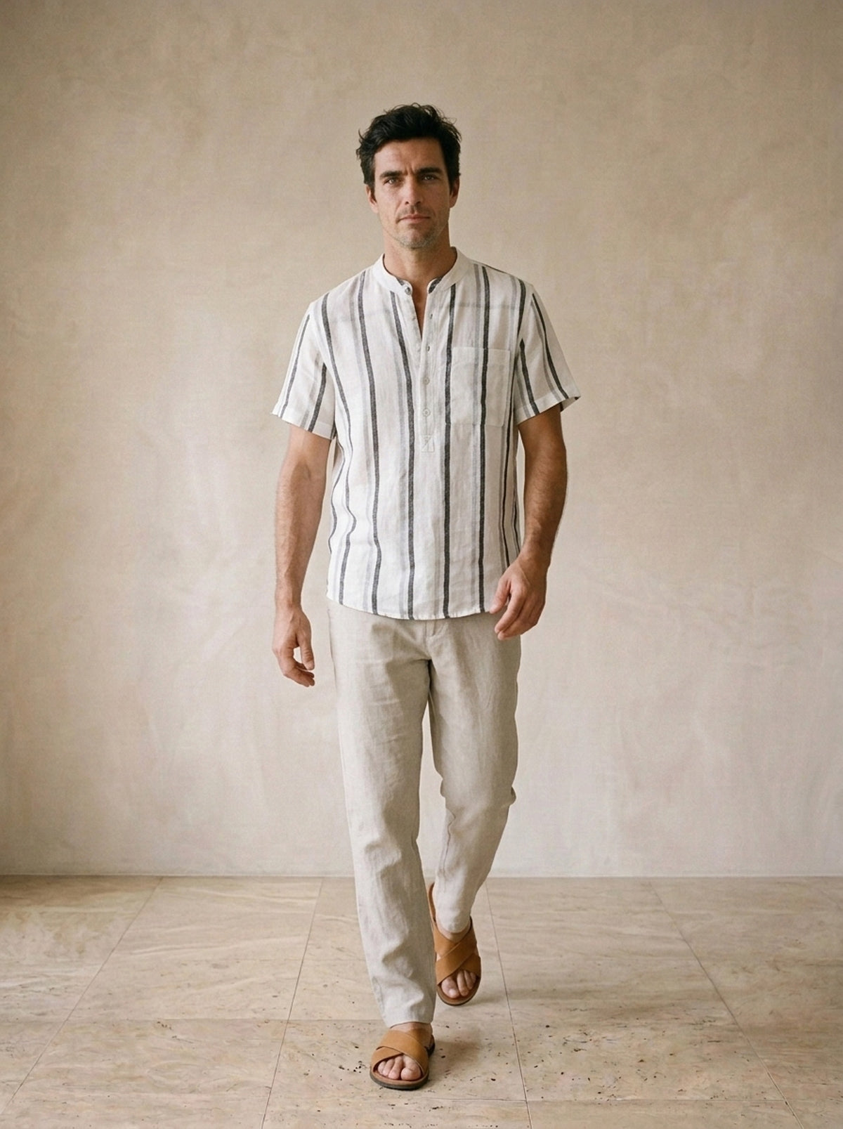 Branco | Camisa de linho gola padre Gordes branco – corpo inteiro, modelo caminhando