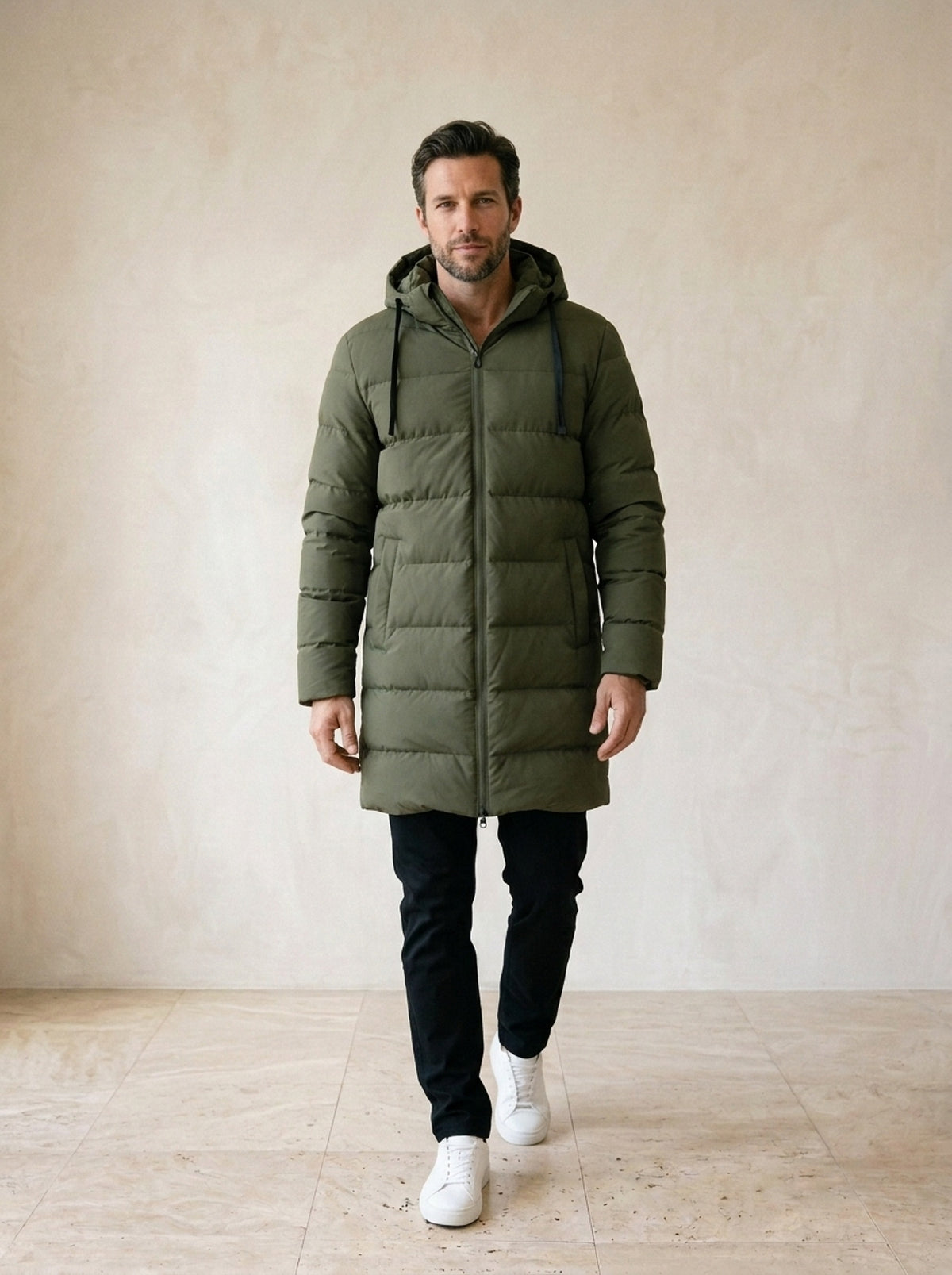 Verde | Casaco puffer comprido Gotemburgo verde – corpo inteiro, modelo caminhando