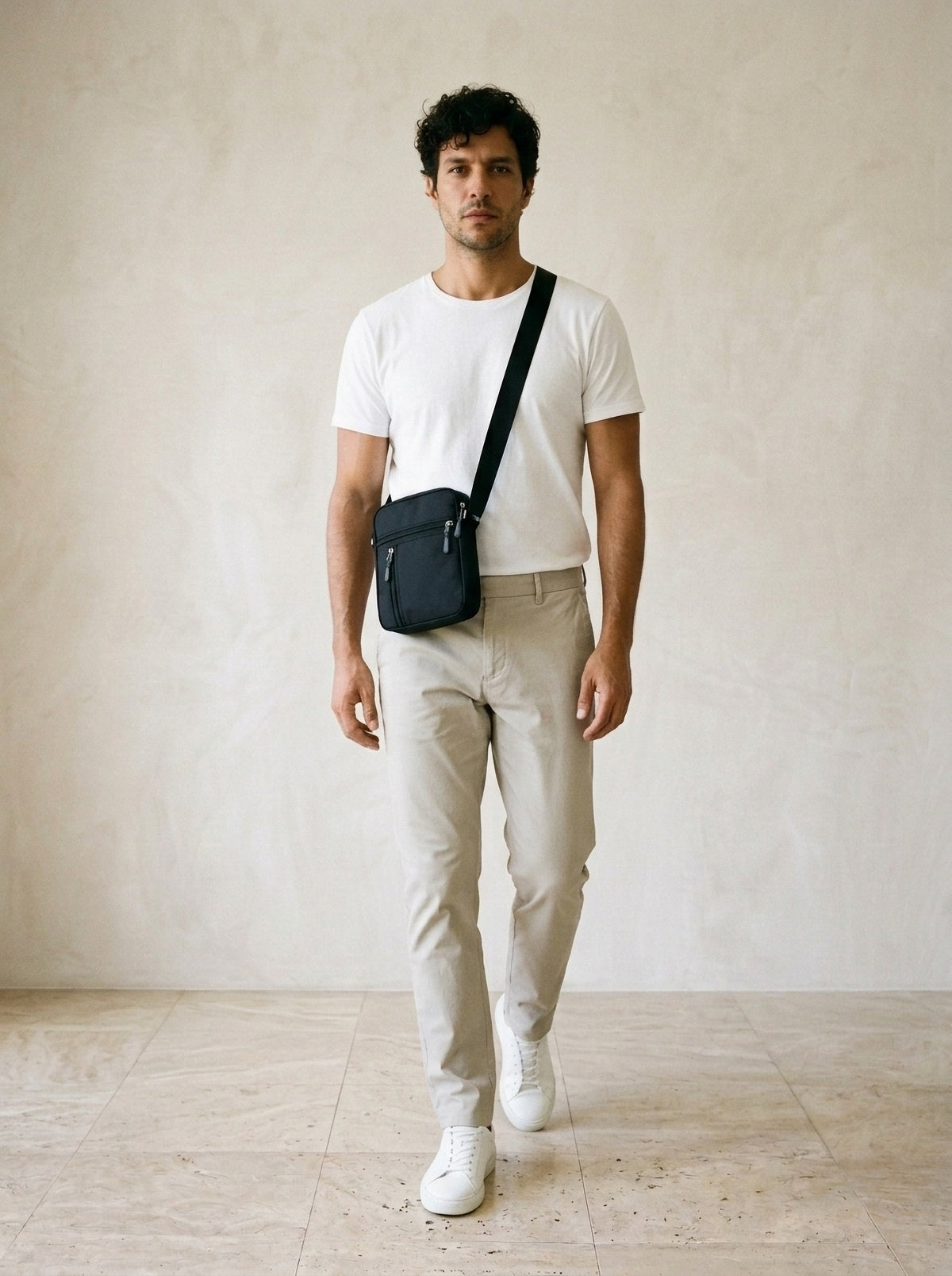 Preto | Bolsa de ombro de lona Gradara preto – modelo caminhando com a bolsa